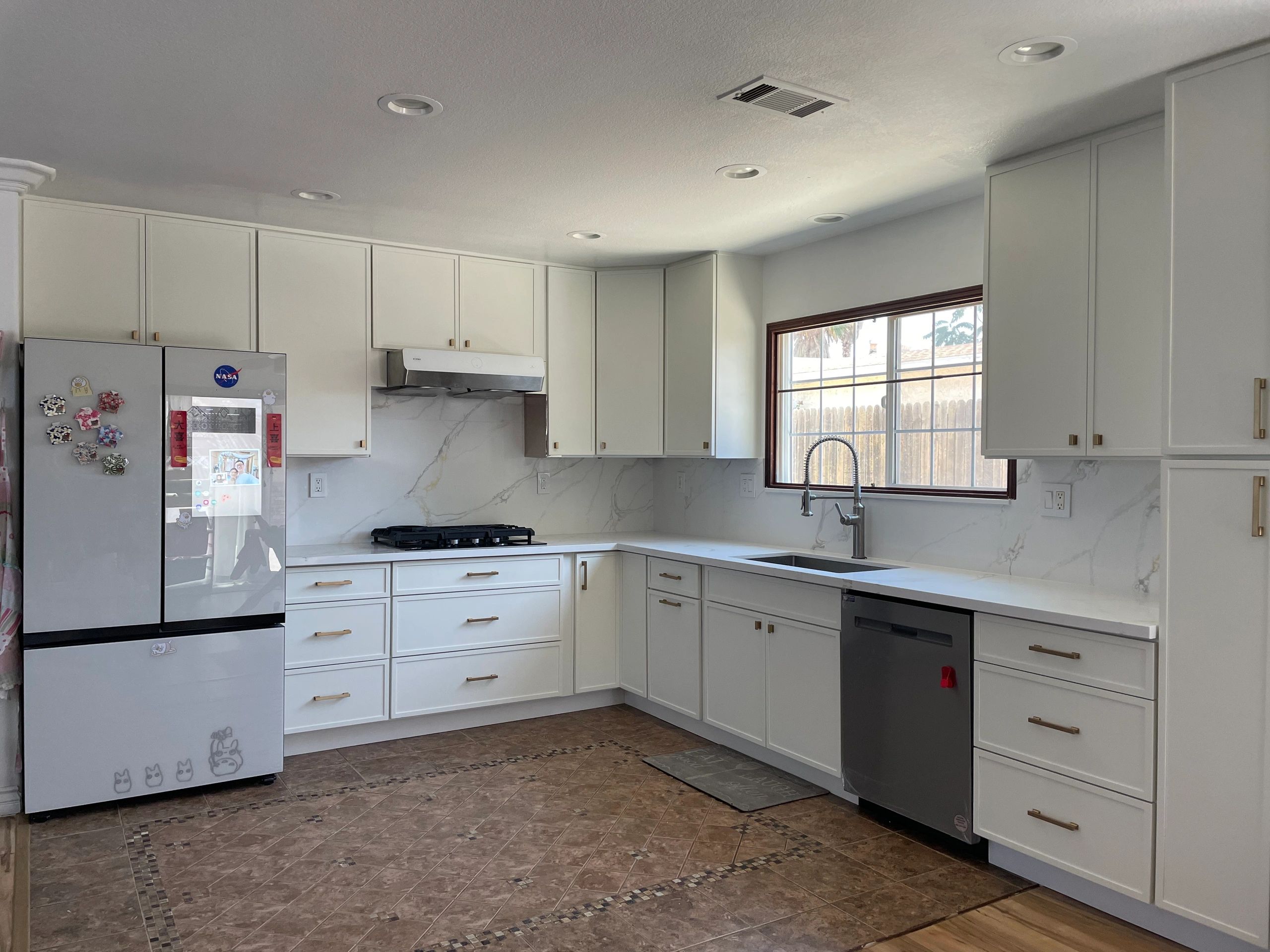 White shaker kitchen with quartz countertops